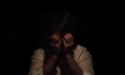 Mulher apanha do marido e do sogro após flagrar mensagens suspeitas