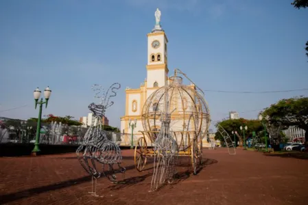 Praça Rui Barbosa já recebeu decoração natalina