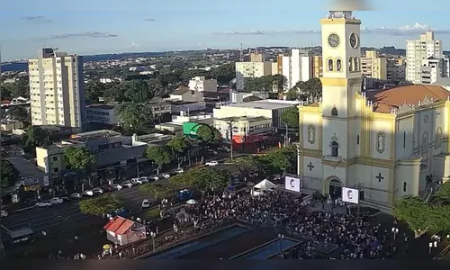Missa celebrada por Frei Gilson fecha ruas no centro de Apucarana