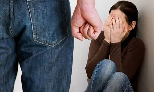 Homem espera filho sair de casa e bate em mulher