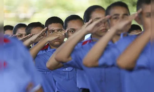 Colégio Julia Wanderley de Arapongas poderá se tornar cívico-militar