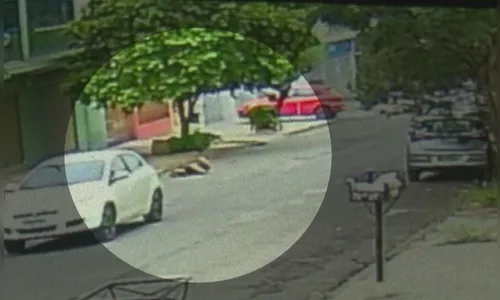 Vídeo mostra ex-namorado arrastando mulher com carro em Maringá