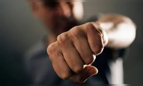 Homem agride os pais e se esconde no forro da casa para fugir da PM