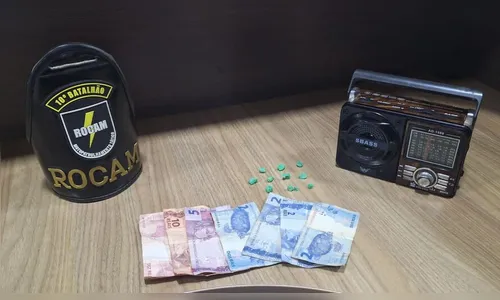 PM encontra pedras de crack dentro de rádio e homem é preso