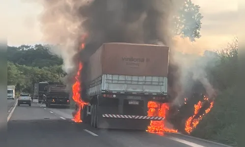 Mais uma carreta é destruída pelas chamas na PR-445; veja vídeo