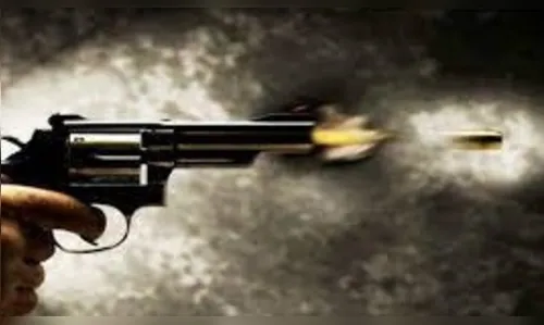 Homem é assassinado a tiros na porta de casa neste domingo