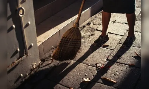 Após cachorro escapar, vizinhas se agridem com cabo de vassoura
