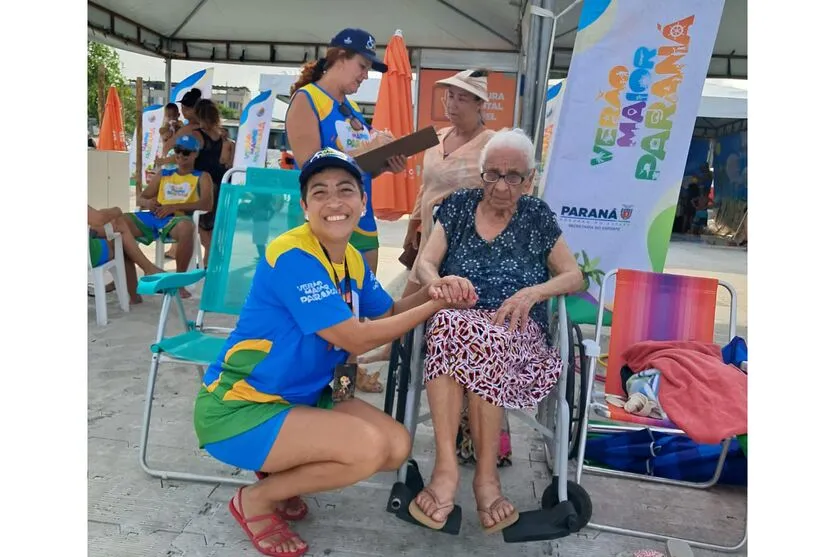 Dona Luiza, de 101 anos, também entrou no mar