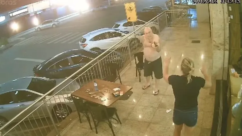 Homem foi flagrado agredindo uma mulher em um bar e atirando em delegada