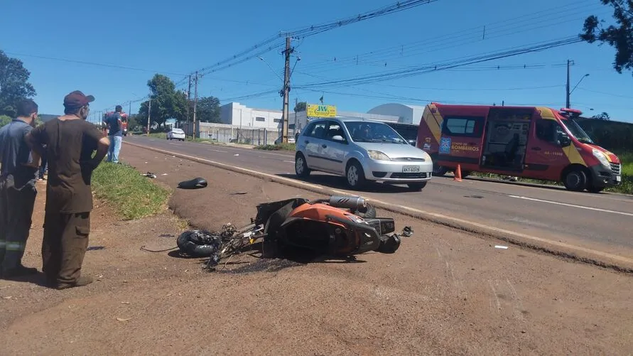 Idoso fica ferido ao colidir moto contra carro em Apucarana