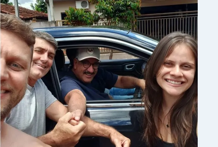 Maíra Rodrigues e família tiram foto com apresentador