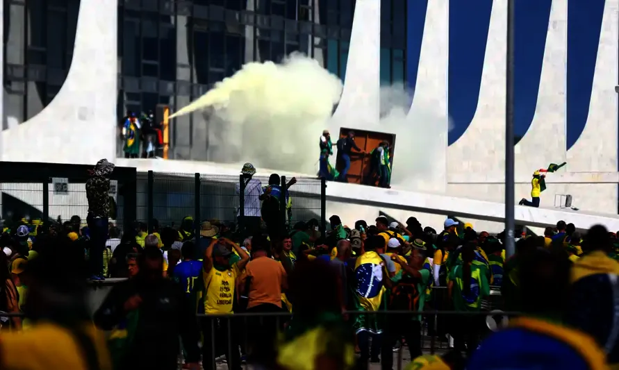 Milhares de pessoas participaram de ato que acabou em depredação e barbárie em Brasília