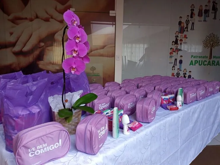 Programa entrega kits de higiene íntima feminina