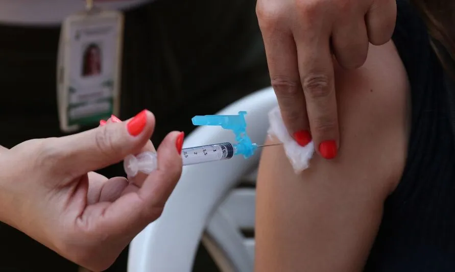 Vacinas devem chegar ao Paraná a partir de fevereiro