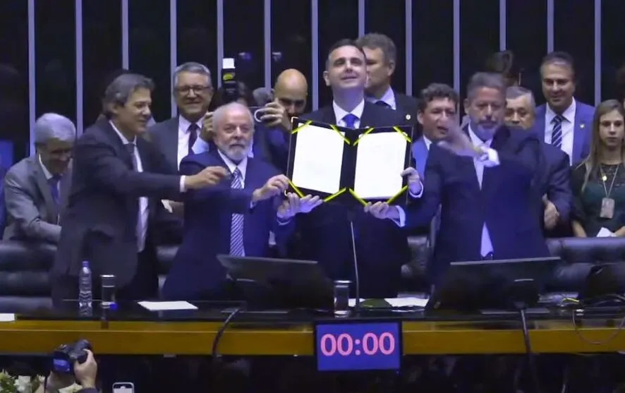 A cerimônia, realizada no Plenário da Câmara, tem a presença dos presidentes Luiz Inácio Lula da Silva, do Congresso Nacional, Rodrigo Pacheco; da Câmara dos Deputados, Arthur Lira; e do Supremo Tribunal Federal (STF), Luís Roberto Barroso