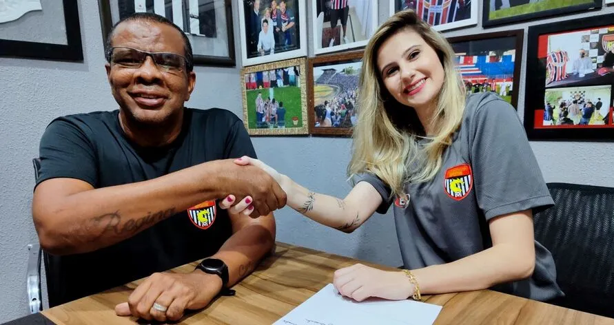 Antônio Donisete, diretor do Apucarana, e Jessica Biacchi, nova administrativa comercial