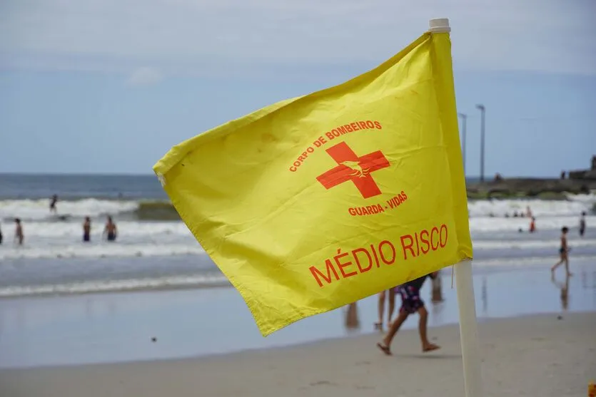 Bandeiras na orla ajudam a orientar banhistas no PR.