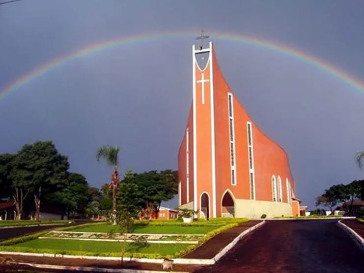 Bispo divulga nota após furto de hóstias no altar de igreja.