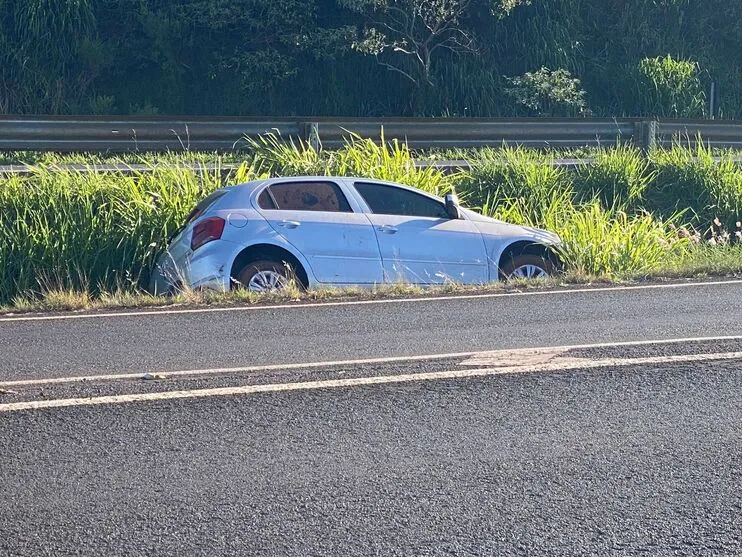 Carro permanecia no local até às 7h40 deste sábado (6)