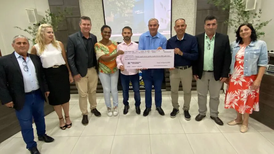 Cheque simbólico no valor de R$ 759.552,84, que será repassado ao Fundo Municipal de Saúde