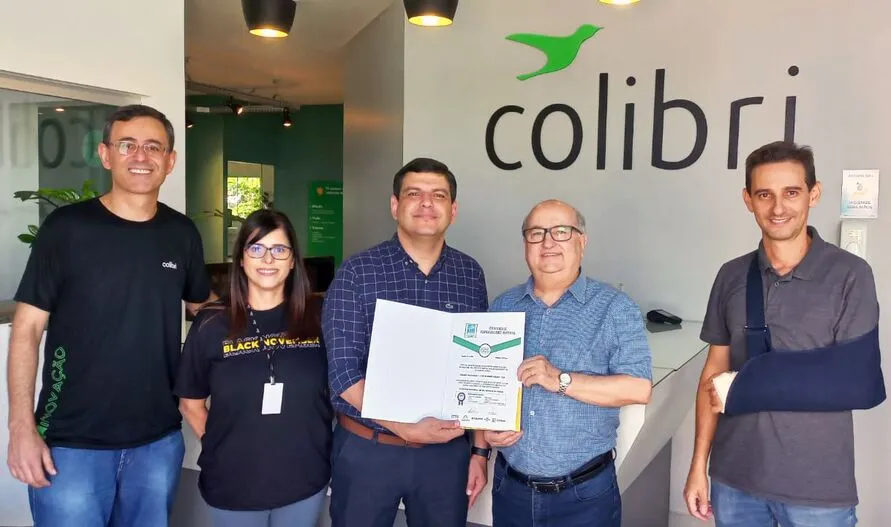 Cleverson Forato, da I9, faz a entrega do Ecoselo para José Lopes Aquino, da Colibri e presidente do Sima