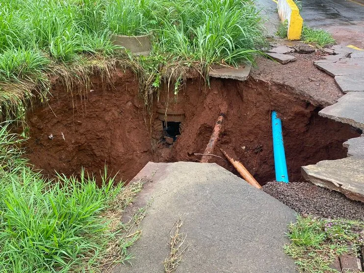 Enorme cratera abriu na Rua Umberto Contato