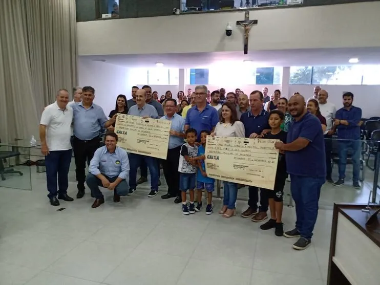 Entrega do cheque simbólico aconteceu na manhã desta sexta-feira