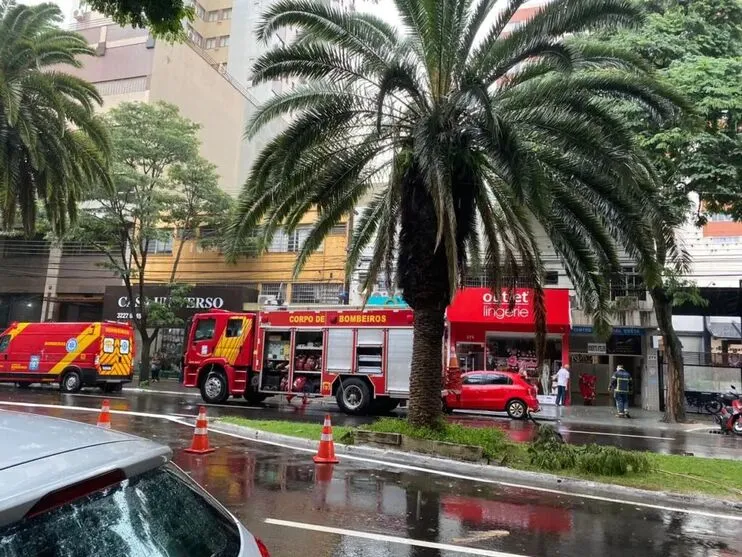 Equipes dos bombeiros na Avenida Herval, em Maringá