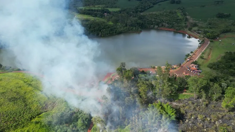 Fumaça no Parque da Raposa durante incêndio