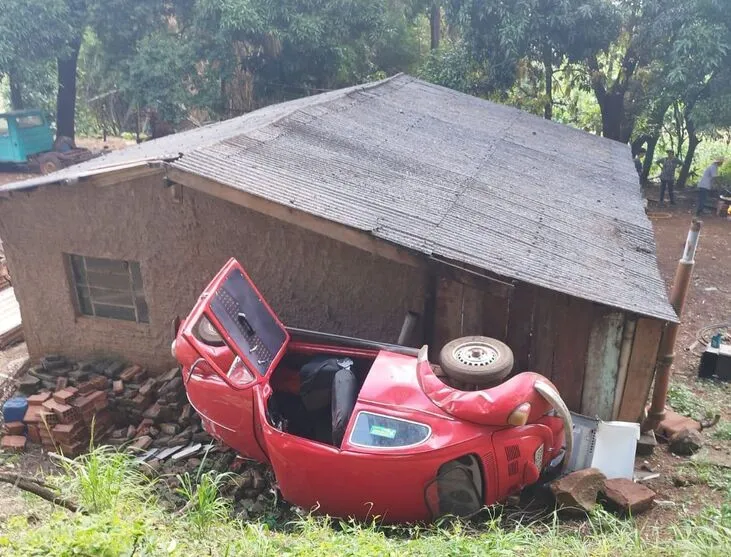 Fusca capotou na zona rural de Rio Bom