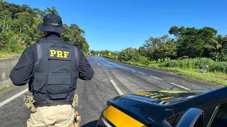 Houve o derramamento de óleo de soja ao longo de aproximadamente 300 metros de asfalto