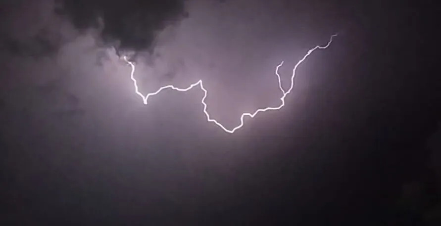 Impressionante: vídeo mostra tempestade com raios em Apucarana