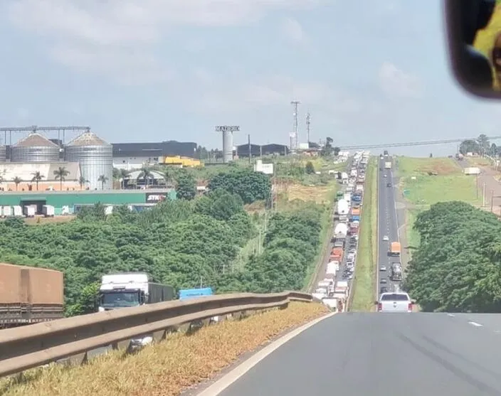 Longa fila se formou durante toda a manhã desta quarta-feira (10)