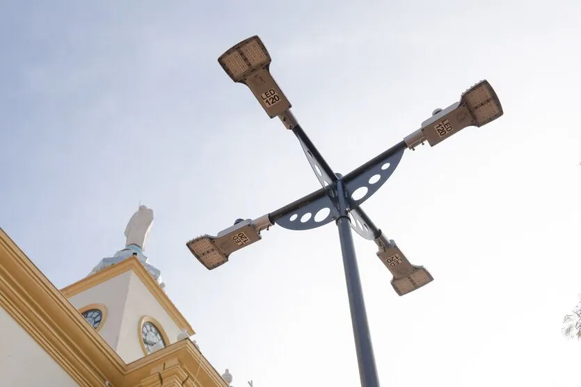 Mais luz para a praça e para a festa