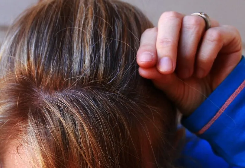 Mulher apanha de outra ao sair da academia e tem cabelo arrancado.