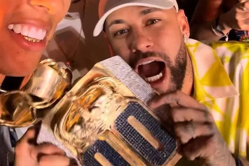 Neymar com o cordão de ouro