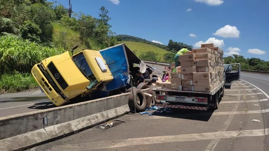 O acidente aconteceu na manhã desta terça-feira (9)