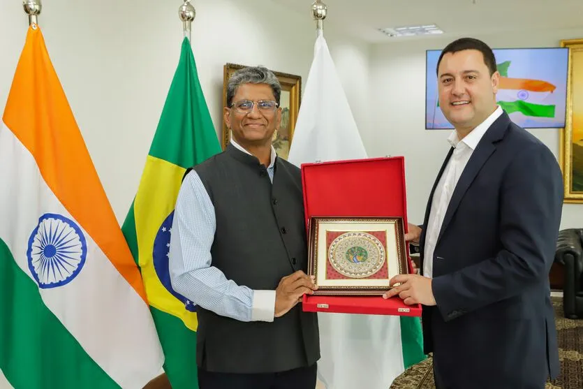 O governador Ratinho Jr recebe a visita de Suresh Reddy, embaixador da Índia no Brasil