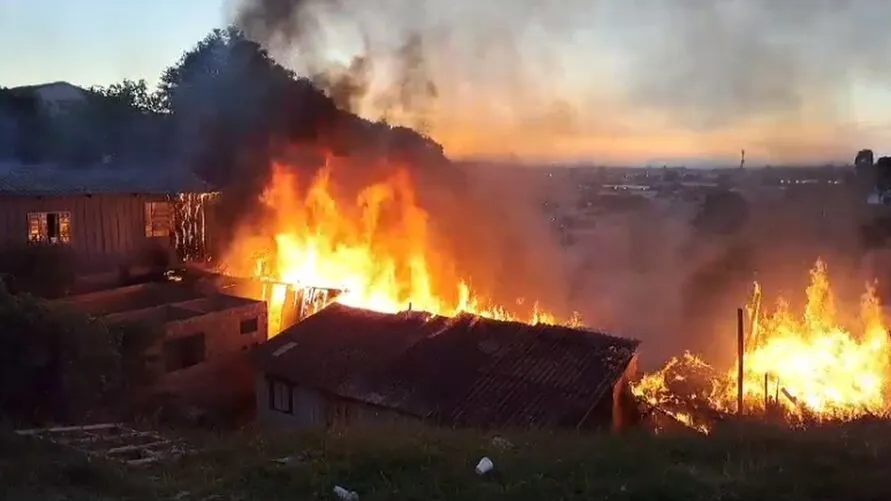 O incêndio foi registrado na madrugada desta sexta