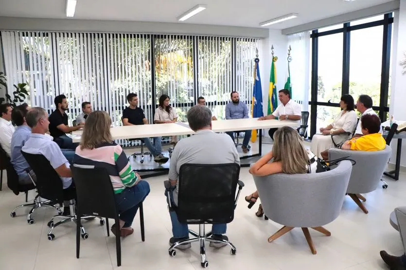 Onofre durante reunião com o secretariado nesta segunda-feira (8)