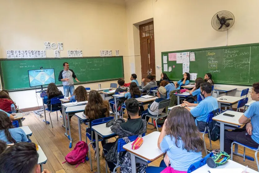 Os professores deverão apresentar a documentação exigida