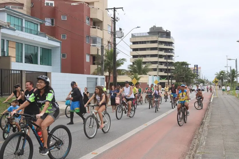 Passeio ciclístico garante esporte e lazer às famílias que curtem o Verão Maior Paraná