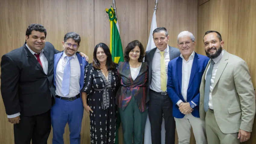 Prefeita Magdala Furtado (ao centro, de preto) posa tendo ao seu lado esquerdo a ministra Nísiia Trindade (Saúde)