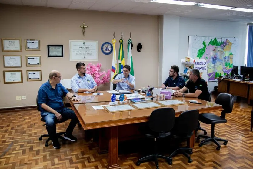 Reunião no gabinete municipal foi realizada nesta quarta-feira