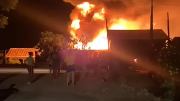 Um morador da casa inalou fumaça, mas seu estado é estável, sem risco de vida