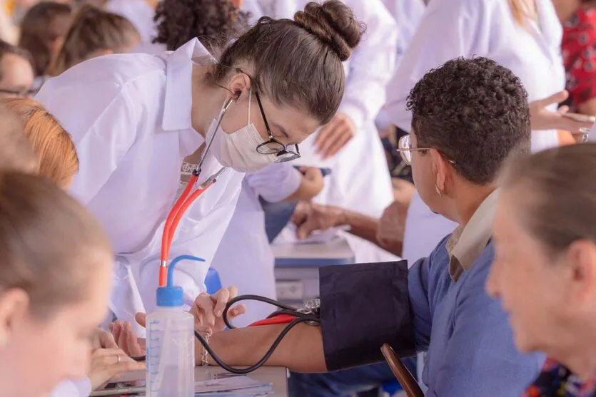 Universidades levam cultura e atendimento ao público no litoral.