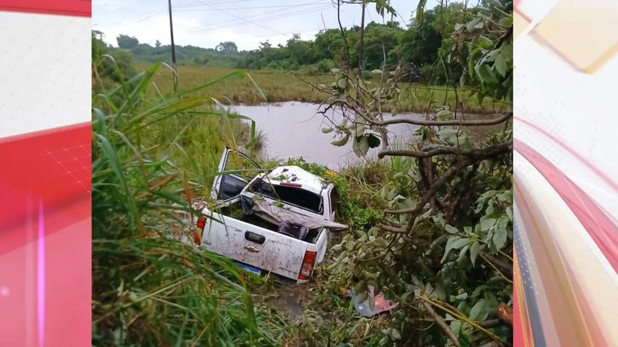 Veículo caiu perto de uma represa e ficou quase submerso