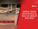 Homens trocam socos no meio da rua e se abraçam após briga