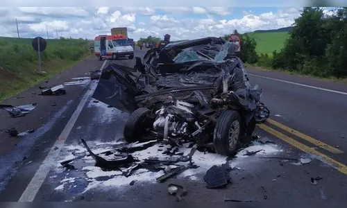 Mãe e filho morrem após colisão entre carro e caminhão na BR-282