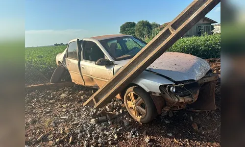 Idoso perde controle do carro, bate em dois postes e acaba preso no PR